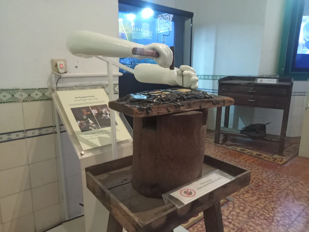 alat pengukir perak di museum kotagede jogja
