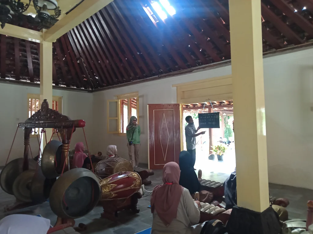 belajar bermain gamelan