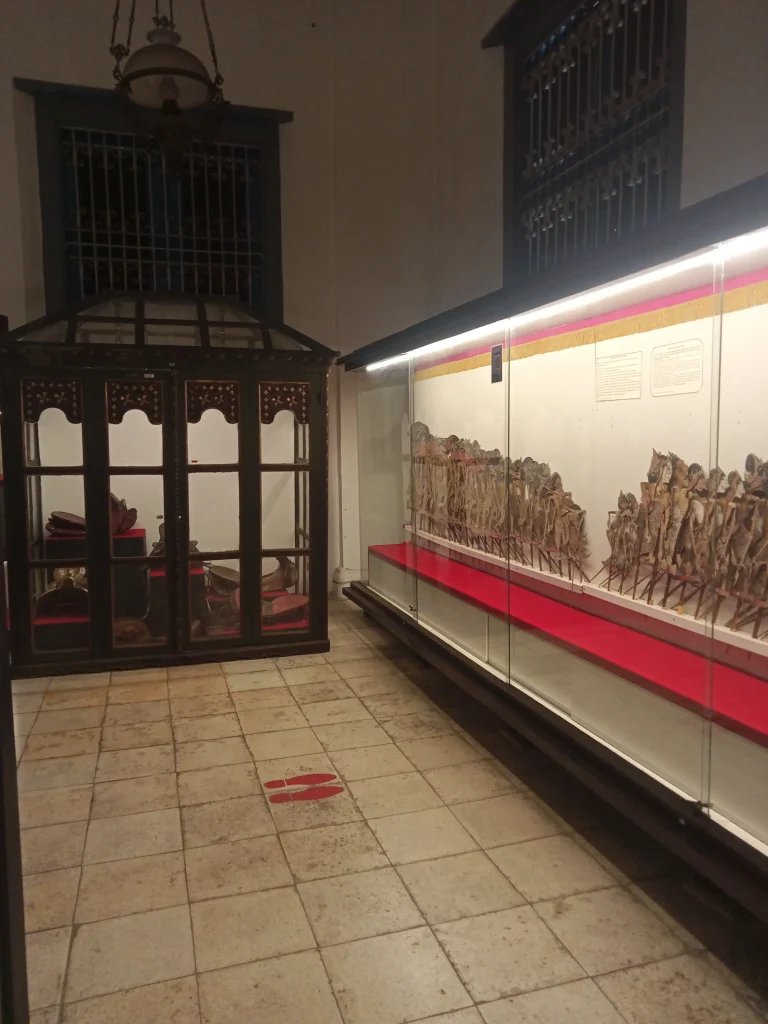 koleksi wayang di museum radyan pustaka