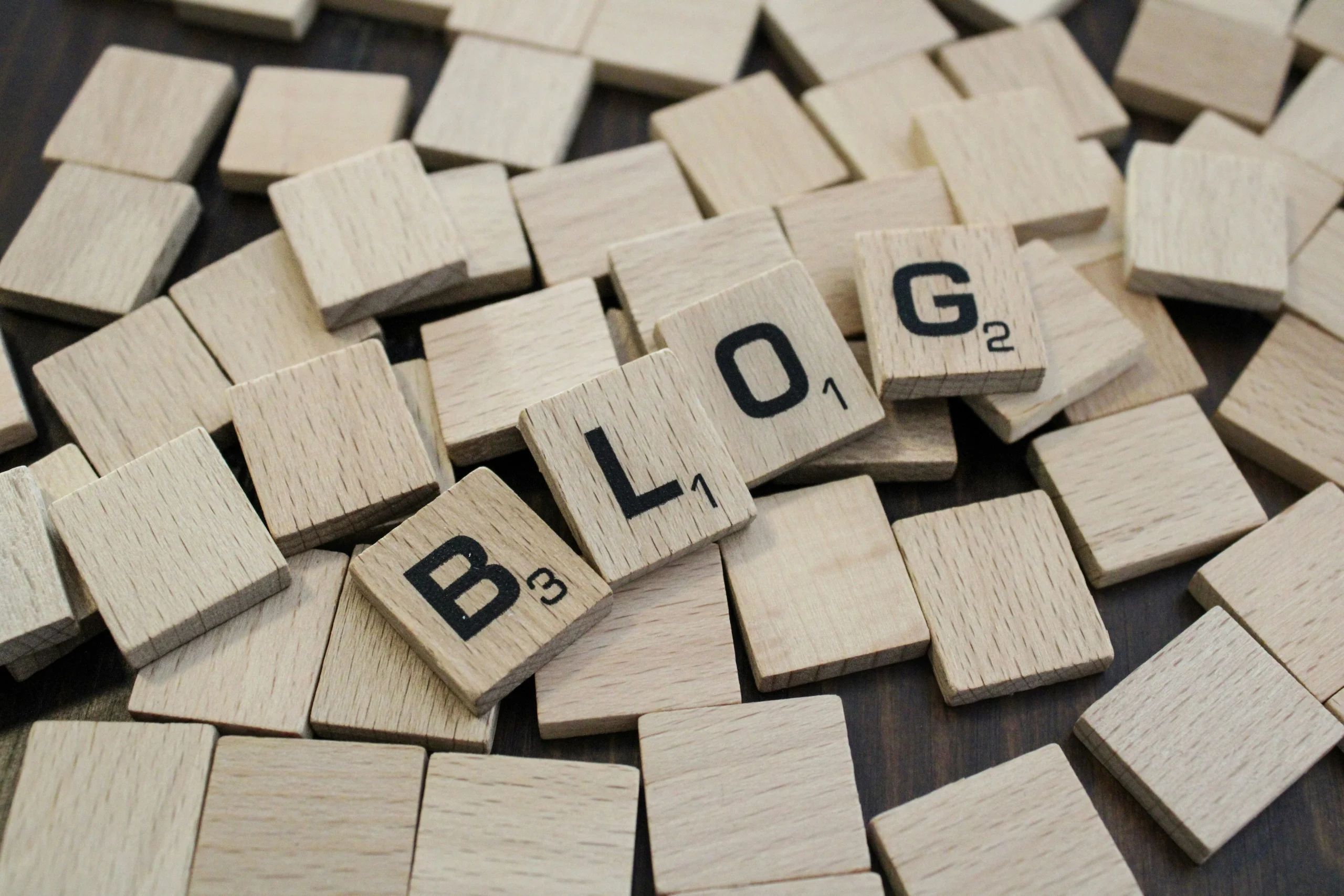 Tulisan blog di balok kayu